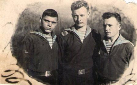 На снимке надпись сделанная рукой    отца :  «Ваня, Тима, Саша. В честь Нового  1944 года.   Геленджик. Тонкий мыс».