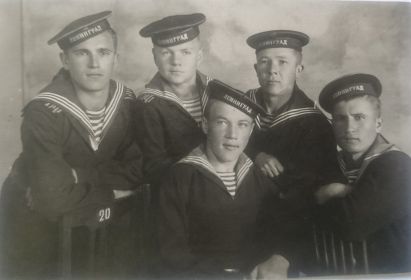 Демобилизованные матросы с корабля-лидера &quot;Ленинград&quot;, 1951 год. Крайний слева.