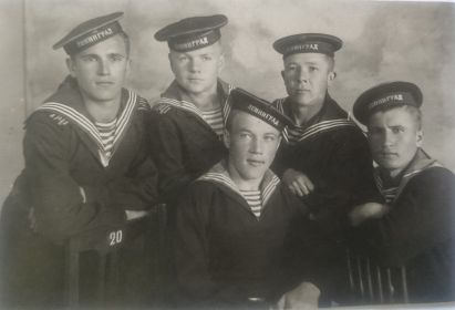 Демобилизованные матросы с корабля-лидера "Ленинград", 1951 год. Крайний слева.