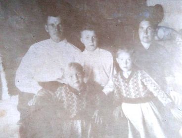 прадедушка с новой семьей в селе Ракиты, в гостях дедушка Коля (посередине)