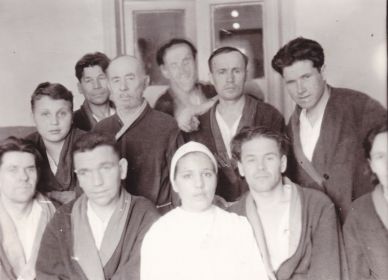 Митькин Андрей Григорьевич на излечении в госпитале (второй ряд - крайний справа)