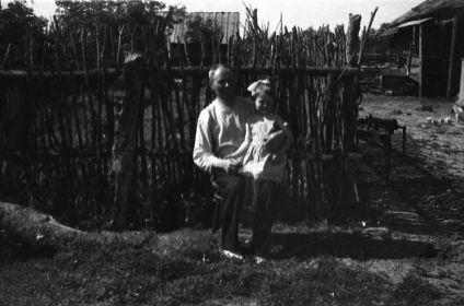 Демьян Михайлович с внучкой Людмилой в деревне Утицы