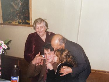 Иван Быханов с внуками и женой