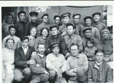 С земляками при возвращении на Малую Родину, после Войны, Калибай Байсаков (верхний ряд, второй слева) 1947г.
