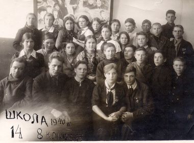 1940 год Жичкина (Логинова) Анисья Васильевна в центре с классом в школе №14
