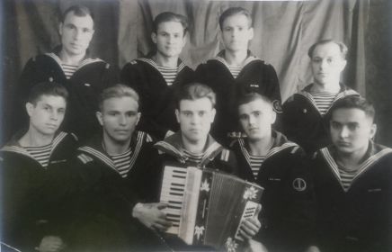 Матросы корабля-лидера &quot;Ленинград&quot;, 1950 год. Нижний ряд, второй справа.
