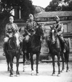 А. Макаров (справа) в г. Чан-Чунь (Китай) у Дворца императора Пу-И в 1945 г.