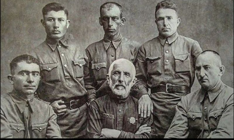 Солдаты с народным поэтом Дагестана Гамзатов Цадаса