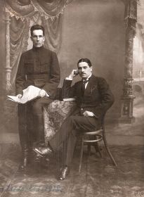 Уездный комиссар продовольствия города Белозерска (слева) 1918г.