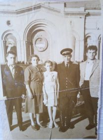 Слева направо: сын Валерий Иванович , супруга Александра, дочь Татьяна Ивановна, сам Иван Алексеевич Зеленский, сын Эдуард.