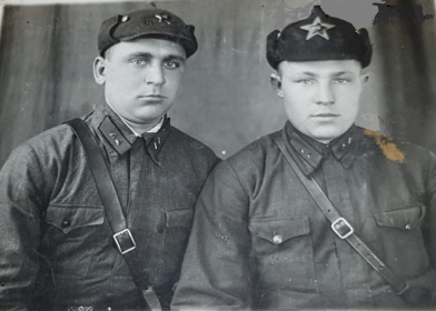 Сержант Пузраков А.А. (справа) с другом П. Аноприенко. 16 февраля 1941 года г. Бердичев.