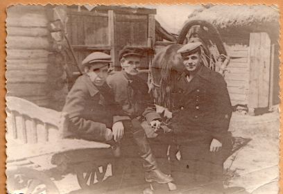 Последнее мирное фото семьи Слева направо: Макеенко ВС, его отец, младший брат