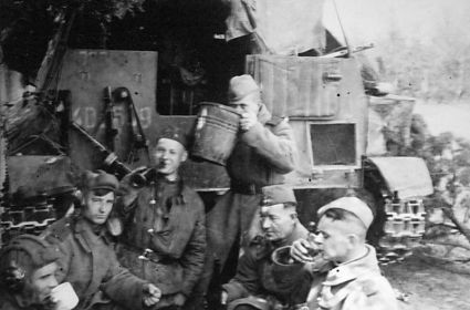 Экипаж САУ СУ  302-го ОСАД на привале во время  марша на Берлин. С ведром в руках радиотелеграфист мл.сержант Сергей Михайлович Цветной -1924 года рожд.  Герман...