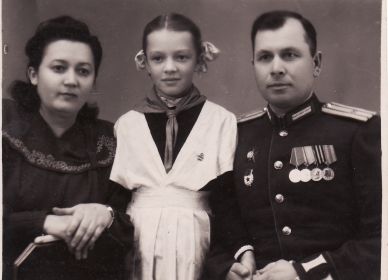 На этом фото моя бабушка Панасенко Галина Филипповна , жена Якова Степановича Панасенко и дочь Реорита  в Ленинакане 1951 год