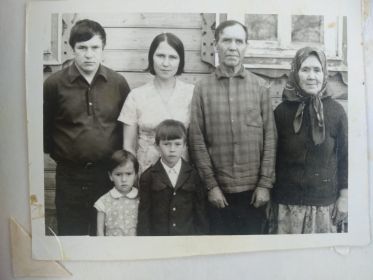 Герман Никитич со семьей младшего сына- Анатолия