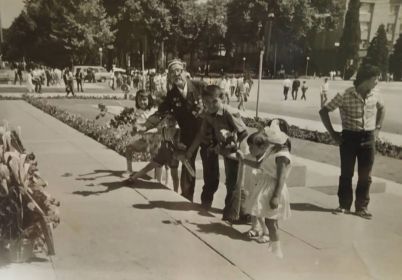 Дедушка с внуками на площади Ленина, Душанбе, 1988 год.