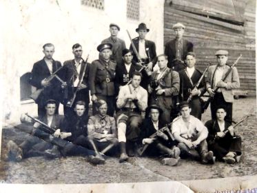 Партизанский отряд в Чехословакии 05.06.1945 г ( крайний справа сверху)