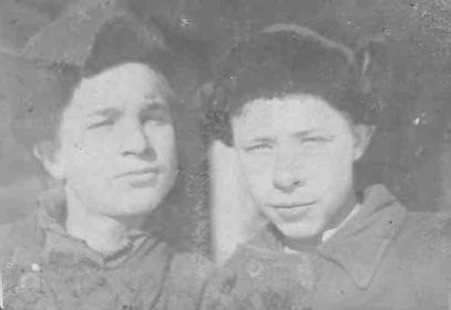 Довоенное фото с другом детства - Александром Шнырёвым, который тоже погиб на войне в 1941 году. Киселёв В.Н. на фото справа...
