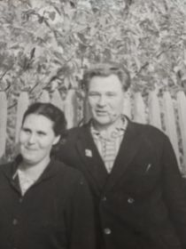 Папа с мамой около дома 1965 г.