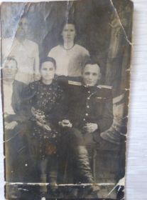 На фото внизу справа налево: Иван Алексеевич Зеленский с сестрой Ольгой Алексеевной Зеленской (под руку).