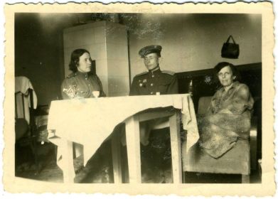 Август 1945 г. Берлин. Со старшей сестрой и мужем сестры.