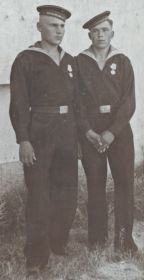 Однополчане Максим Фомин (слева) из Воронежской области и Дмитрий Полтавец (справа) в Севастополе, сентябрь  1944 года