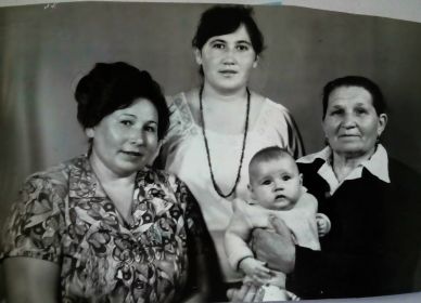 Татьяна Ефимовна с дочерью Марией Кузьмовной, внучкой Татьяной Леонидовной и правнучкой Ольгой Борисовной.