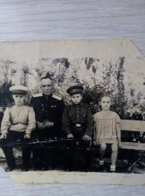 Зеленский Иван Алексеевич с детьми Эдуардом, Валерием и Татьяной