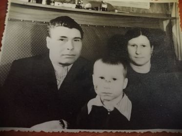 дедушка после войны с семьёй