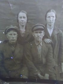 Довоенное фото : слева - дед, за ним- его жена, наша бабушка
