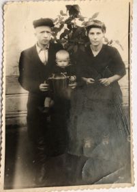 1949 г. С мужем Егором Андреевичем и сыном Михаилом
