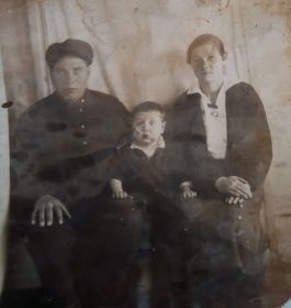 Федор Кириллович с женой и сыном Чернаковым Алексем Федоровичем (моим дедом)