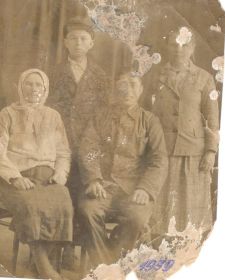 Григорий с родителями 1939 год