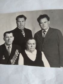 Семья Литвиновых: старший сын Анатолий, средний Владимир, Александр Федорович, жена Елена Федоровна