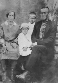 Семья Кудряшовых - родители, сын Гена и дочь Лина