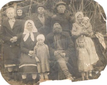 1931 год. Семья Кузнецовых.  Нефодий  в верхнем ряду справа с женой и старшими дочками.