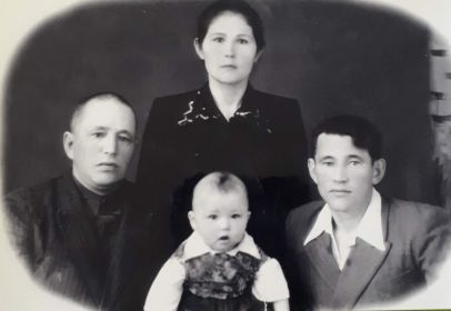 Дедушка в Павлодаре у сына,который трудился на Комсомольской стройке на целине