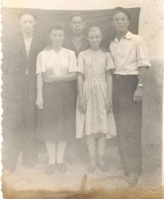1954 год. С сестрой Валей и братом Яшей.