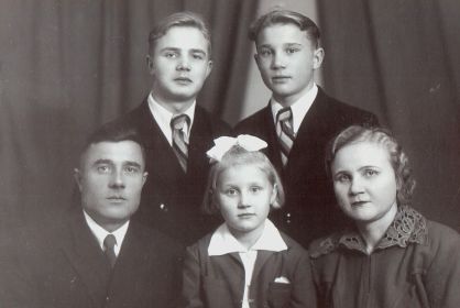 Семья Смирновых: слева направо сидят:Смирнов Н.Е., дочь Галя, жена Мария Васильевна; стоят: сын Юрий, сын Николай