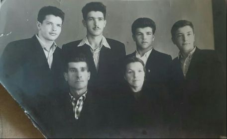 Дед с женой Бражников Прасковьей Дмитриевной и 4 сыновьями.