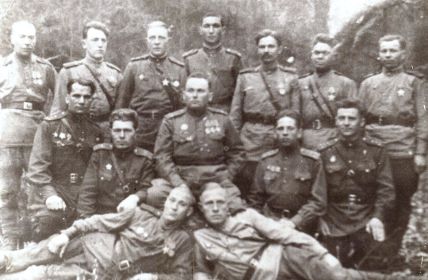 1945 год. Логинов Александр Федорович в среднем ряду второй слева.