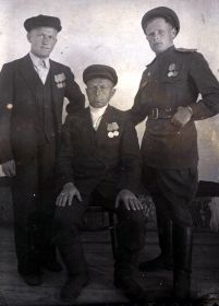 Правдин Николай Константинович и сыновья Николай и Анатолий 1944 год