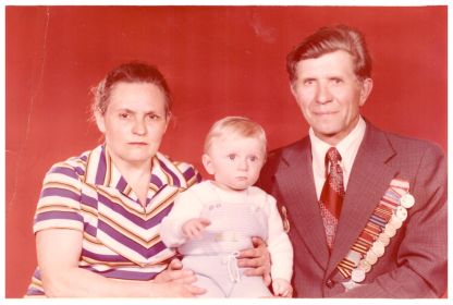 С женой Анной и внуком Сережей , 09.05.1981
