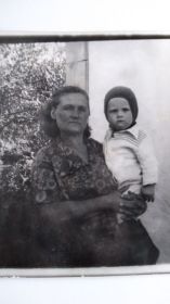 Ольга Борисовна и внук Боря. Сентябрь, 1982г.
