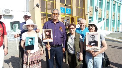 9 мая 2019 г., в п.Карасу дедушка со свои родным младшим братом Иваном и его детьми после парада.