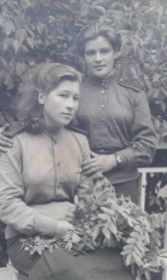 Мама - Таисия Питчак и ее подруга Маша Хибутская 22 июня 1945 , о. Чепель, г. Будапешт