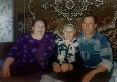 Татьяна Ефимовна с дочерью Марией КУзьмовной и внуком Владимиром. (сын, мать , бабушка)