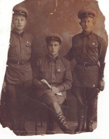 Данилов Дмитрий Михайлович (в центре) на службе в армии до начала Великой Отечественной войны