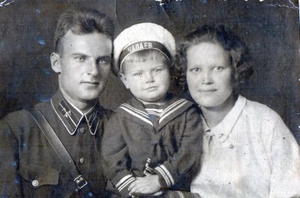 Василий Кальник с женой Еленой Афанасьевной и ребёнком