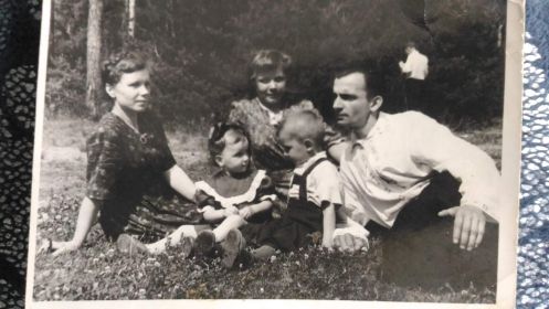 июль 1951 г.  На фото жена Анастасия Тимофеевна, дочь Наташа, младшая сестра жены Валентина Тимофеевна, сын Юра, мой дед Александр Константинович
